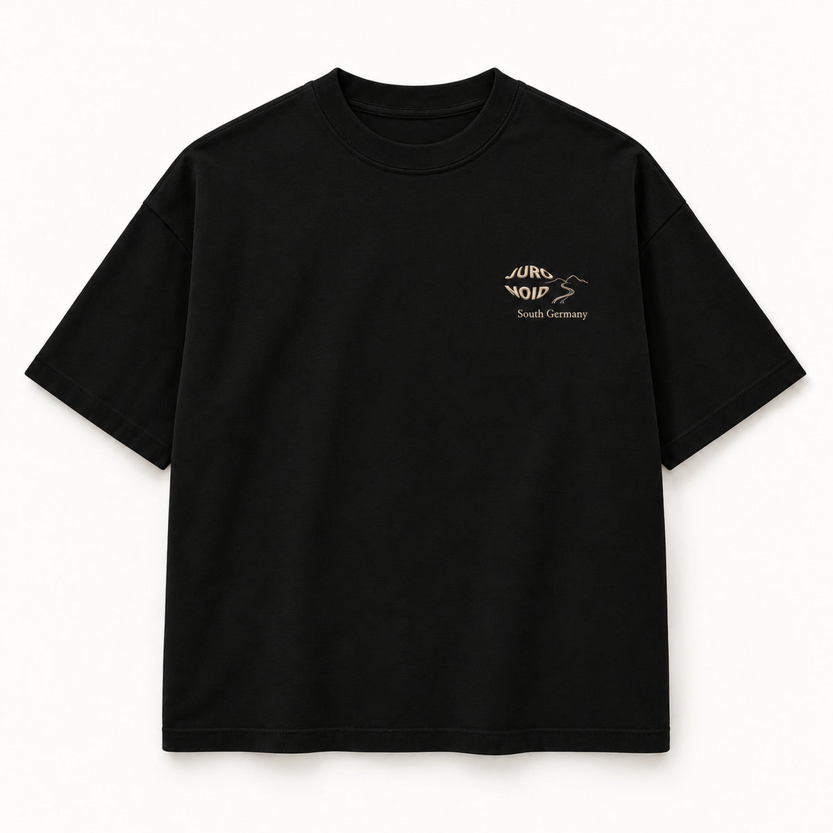 Schwarzes Scenic Route Tee, Vorderseite mit champagnerfarbenem JURONOID-Stick und feiner Weglinie
