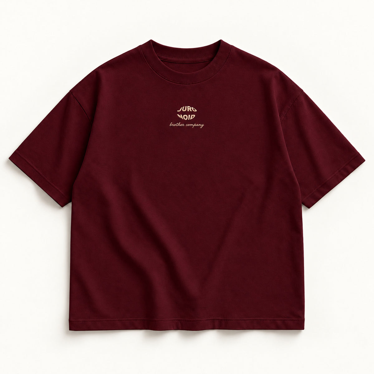 Weinrotes More Alive Tee, Vorderseite mit kleinem champagnerfarbenem JURONOID-Stick mittig auf der Brust