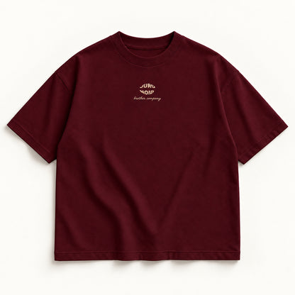 Weinrotes More Alive Tee, Vorderseite mit kleinem champagnerfarbenem JURONOID-Stick mittig auf der Brust