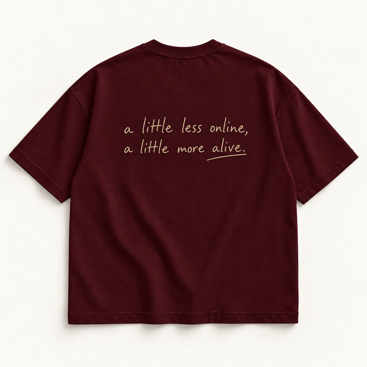 Weinrotes More Alive Tee, Rückseite mit fein gesticktem Schriftzug „a little less online, a little more alive.“