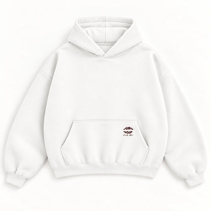 Weißer Peace of Mind Hoodie, Vorderseite mit Kapuze und kleinem weinrotem Stick an der Kängurutasche