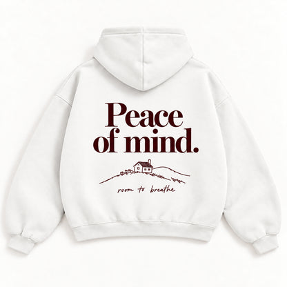Weißer Peace of Mind Hoodie, Rücken mit „Peace of mind.“, Hütte und Hügelzeichnung in Merlot