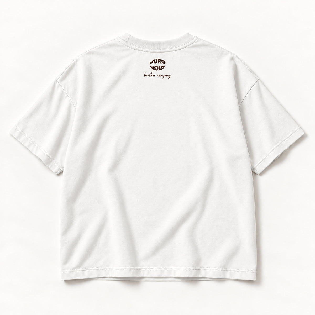 Weißes Slow Rituals Tee, Rücken mit kleinem JURONOID-Stick direkt unter dem Kragen