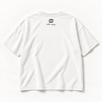 Weißes Slow Rituals Tee, Rücken mit kleinem JURONOID-Stick direkt unter dem Kragen