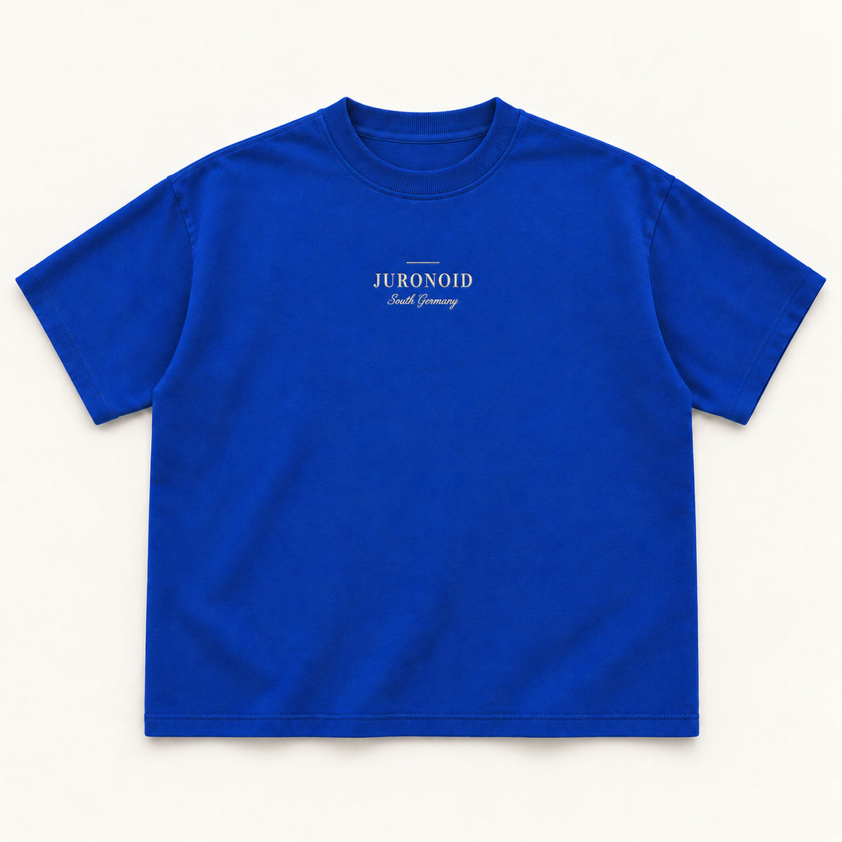 Royalblaues Good Company Tee, Vorderseite mit kleinem cremefarbenem JURONOID-Schriftzug mittig auf der Brust