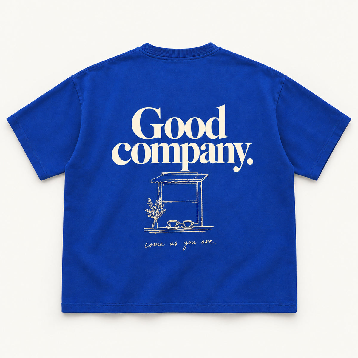 Royalblaues Good Company Tee, Rücken mit „Good company.“, Kaffeefenster und zwei Tassen in Creme