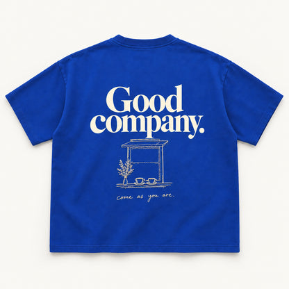 Royalblaues Good Company Tee, Rücken mit „Good company.“, Kaffeefenster und zwei Tassen in Creme