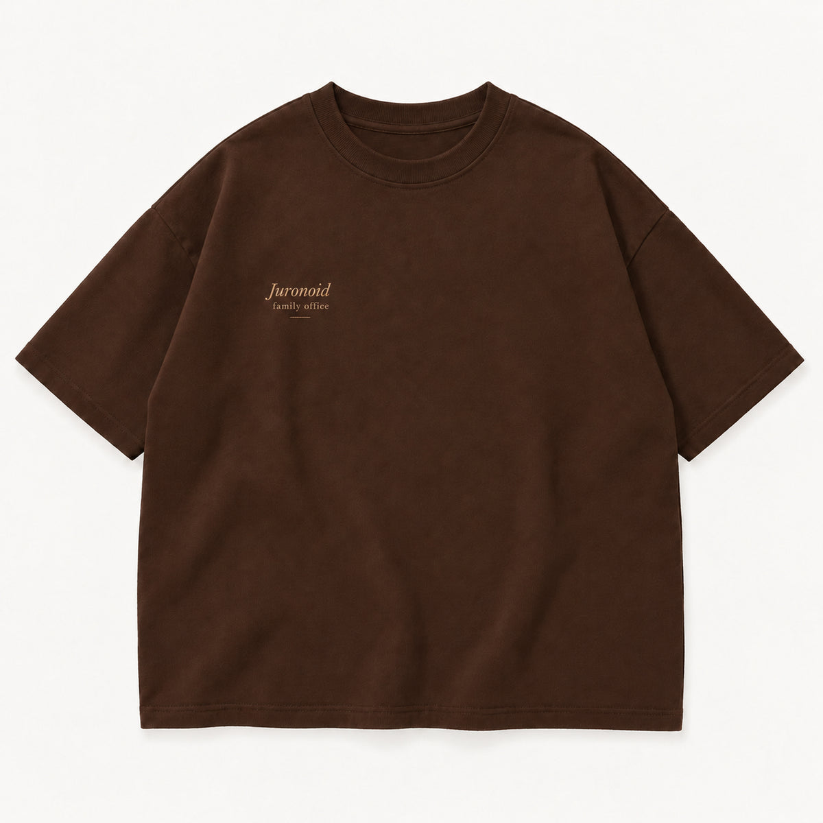 Schokobraunes Stay Real Tee, Vorderseite mit kleinem sandfarbenem Juronoid-Schriftzug auf der Brust