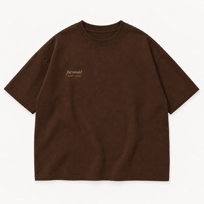 Schokobraunes Stay Real Tee, Vorderseite mit kleinem sandfarbenem Juronoid-Schriftzug auf der Brust