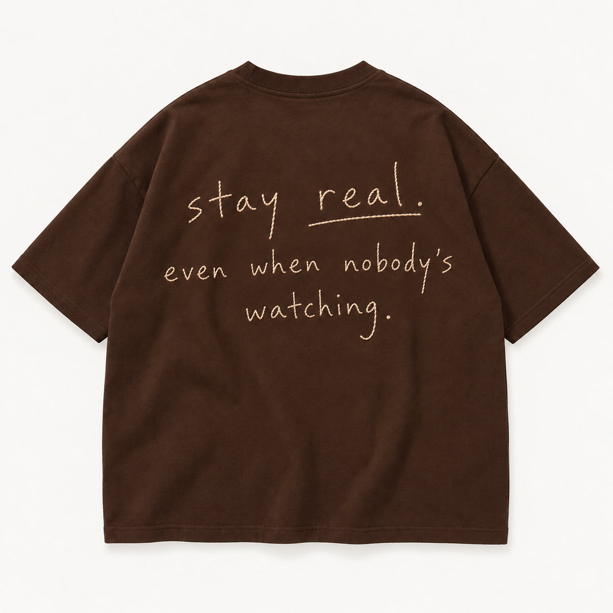 Schokobraunes Stay Real Tee, Rücken mit sandfarbenem Stick „stay real. even when nobody’s watching.“