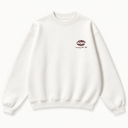Weißer Easy Miles Crewneck, Vorderseite mit weinrotem Bruststick und „running late club“
