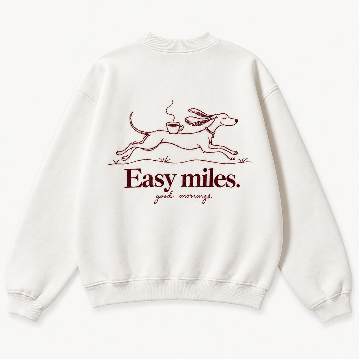 Weißer Easy Miles Crewneck, Rücken mit laufendem Hund, Espressotasse und „Easy miles.“ in Merlot