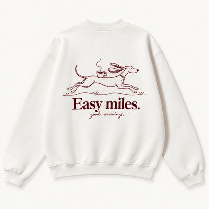 Weißer Easy Miles Crewneck, Rücken mit laufendem Hund, Espressotasse und „Easy miles.“ in Merlot