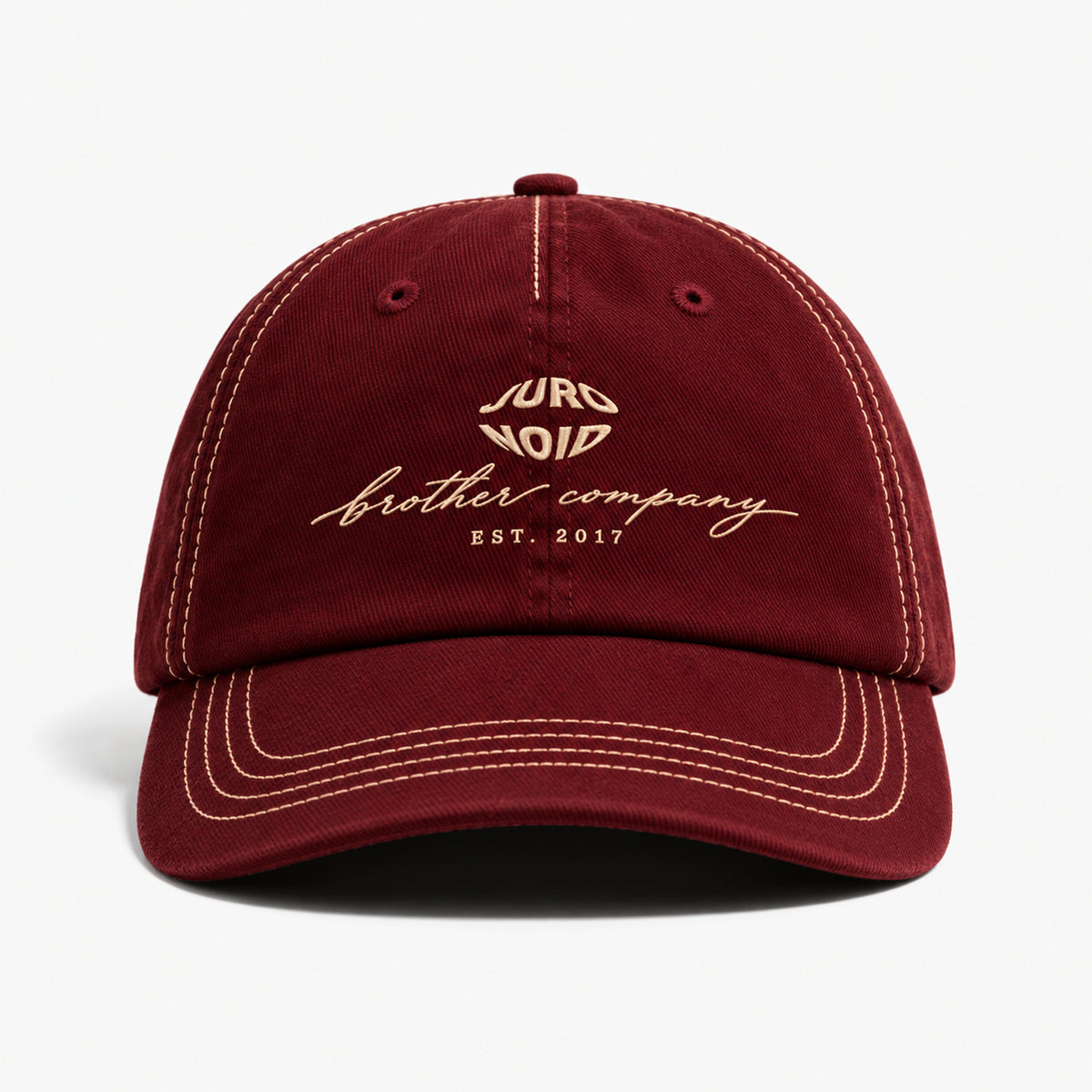 Weinrote Brother Company Cap von vorn mit gebogenem Schirm, champagnerfarbenen Nähten und Frontstick