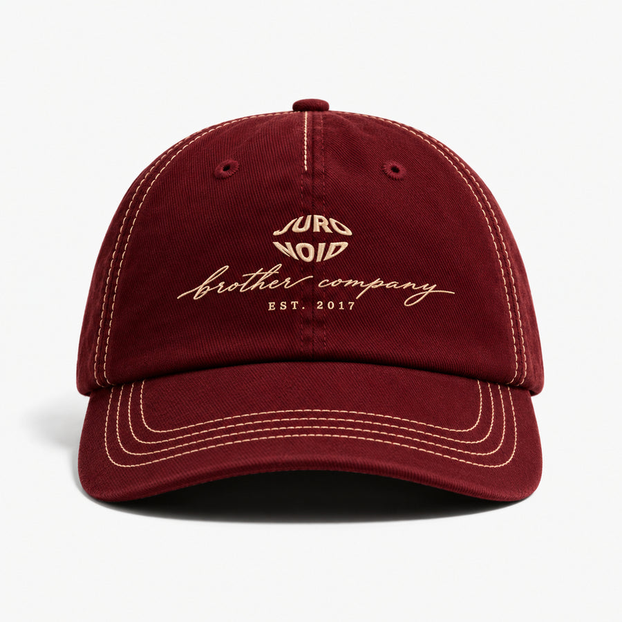Weinrote Brother Company Cap von vorn mit gebogenem Schirm, champagnerfarbenen Nähten und Frontstick