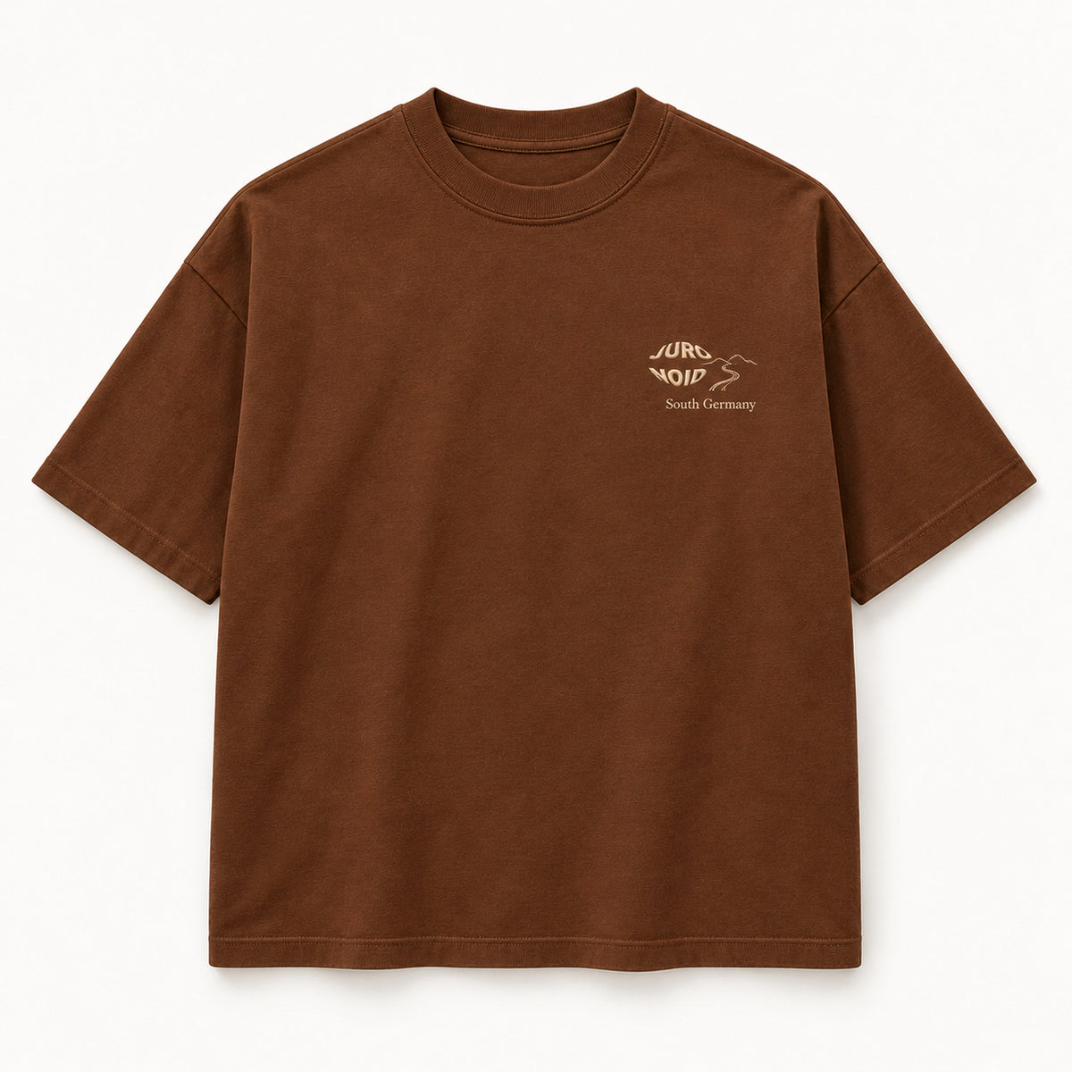 Karamellbraunes Scenic Route Tee von vorn mit hellem JURONOID-Stick, Weglinie und „South Germany“