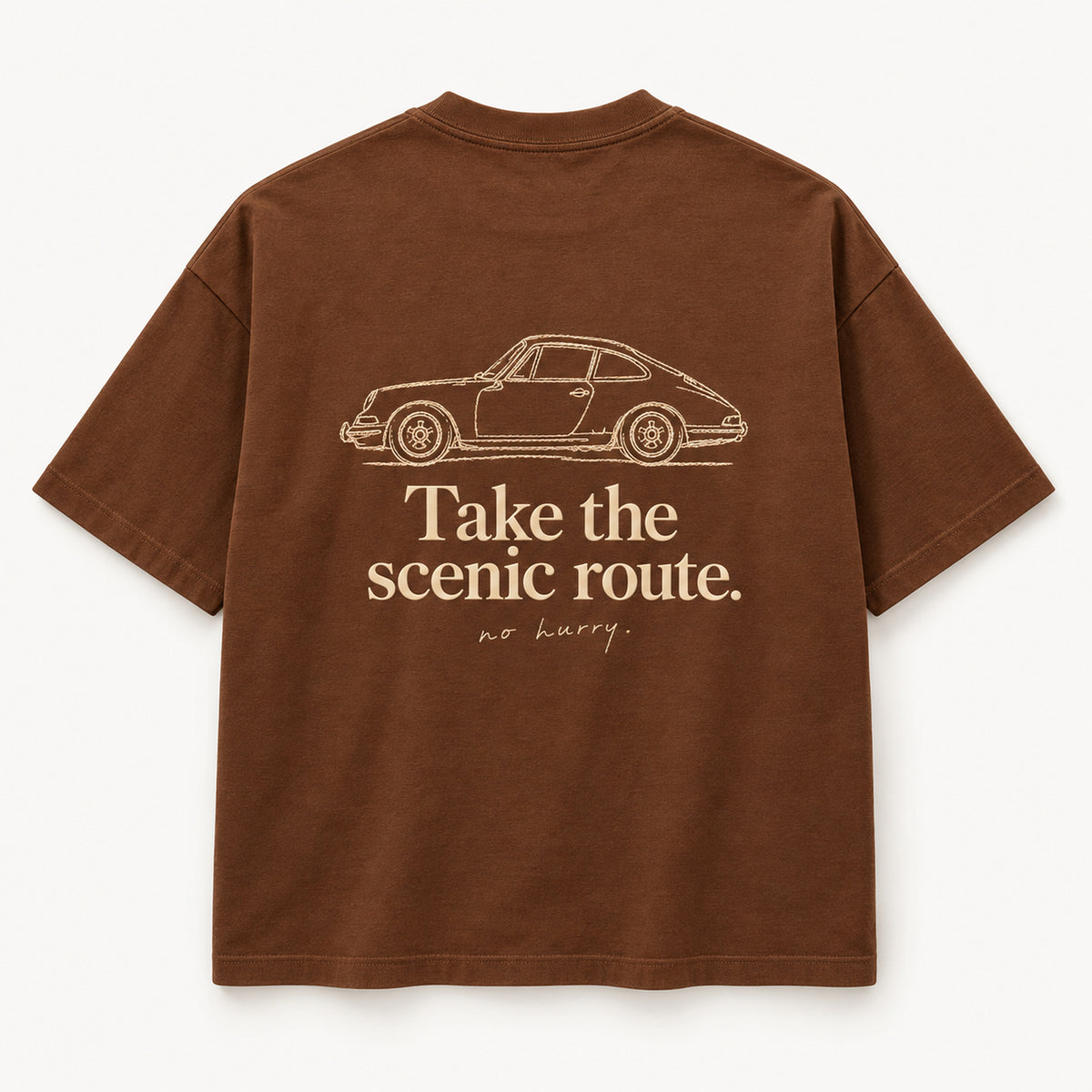 Karamellbraunes Scenic Route Tee von hinten mit Coupé-Skizze und „Take the scenic route.“ in Champagner