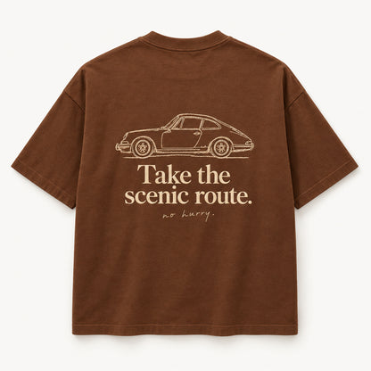 Karamellbraunes Scenic Route Tee von hinten mit Coupé-Skizze und „Take the scenic route.“ in Champagner