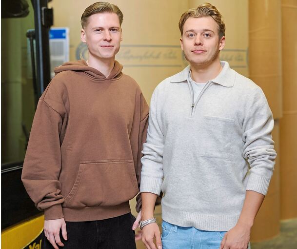 Die JURONOID-Gründer Robin und Julian Gössele nebeneinander