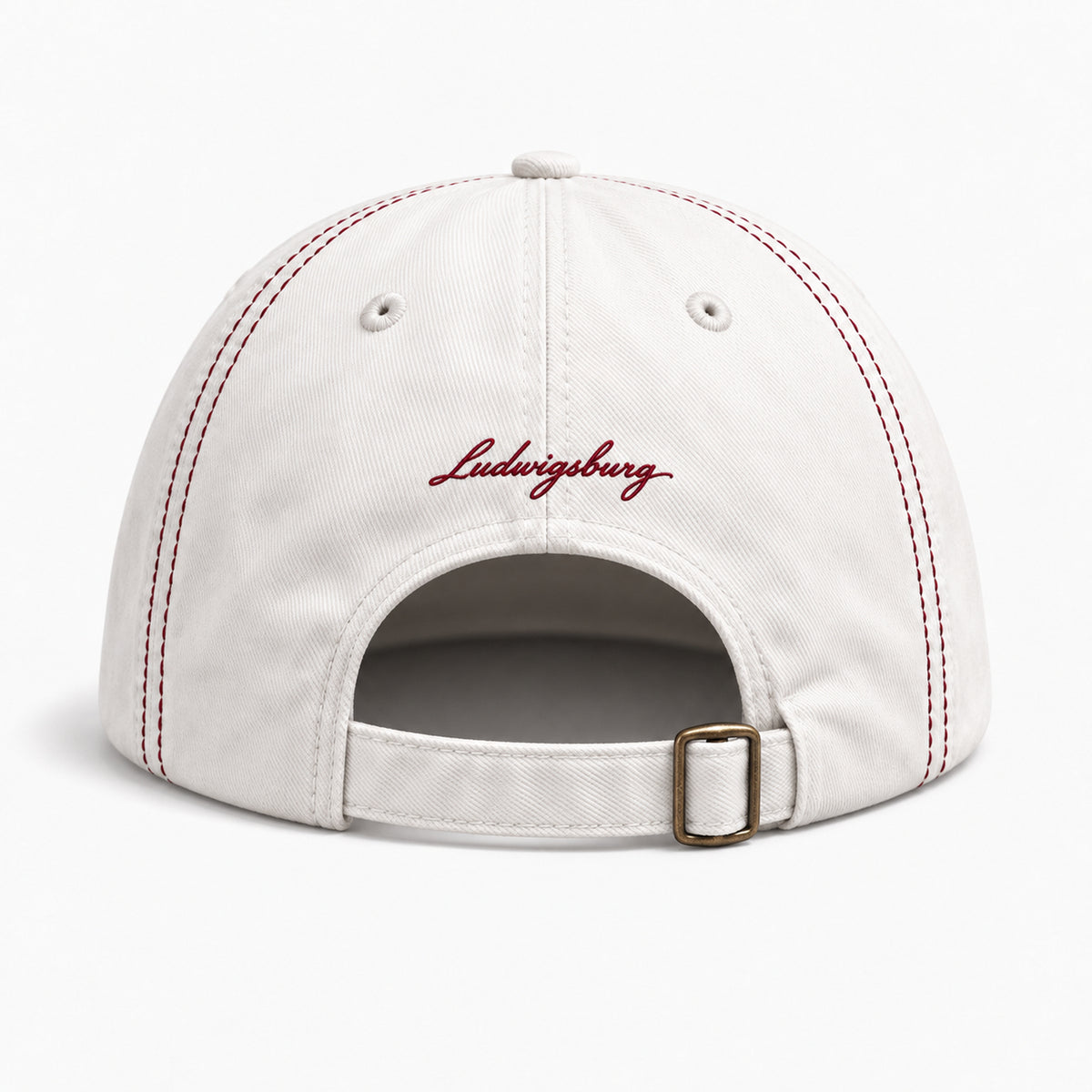 Weiße Brother Company Cap von hinten mit weinrotem „Ludwigsburg“-Stick, Riemen und messingfarbener Schnalle