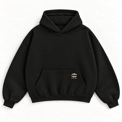 Schwarzer Peace of Mind Hoodie von vorn mit kleinem champagnerfarbenem JURONOID-Stick auf der Kängurutasche