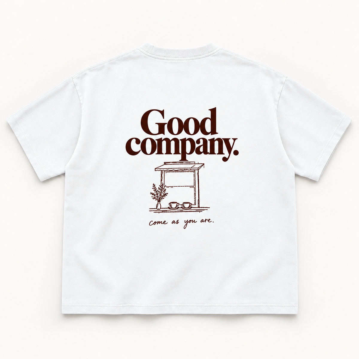 Weißes Good Company Tee, Rücken mit dunkelbraunem „Good company.“, Kaffeefenster und zwei Tassen