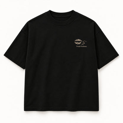 Schwarzes Scenic Route Tee, Vorderseite mit champagnerfarbenem JURONOID-Stick und feiner Weglinie