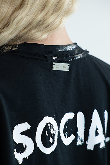 Detailansicht eines schwarzen JURONOID-Shirts mit weißem Rückenmotiv