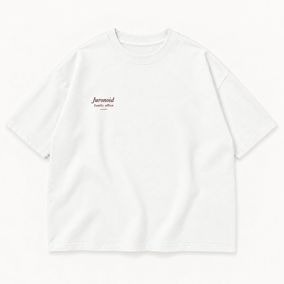 Weißes Stay Real Tee, Vorderseite mit kleinem weinrotem Juronoid-Schriftzug und „family office“