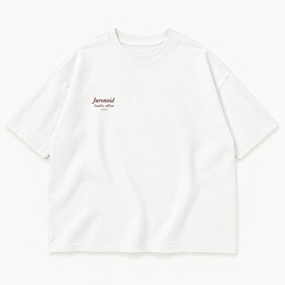 Weißes Stay Real Tee, Vorderseite mit kleinem weinrotem Juronoid-Schriftzug und „family office“