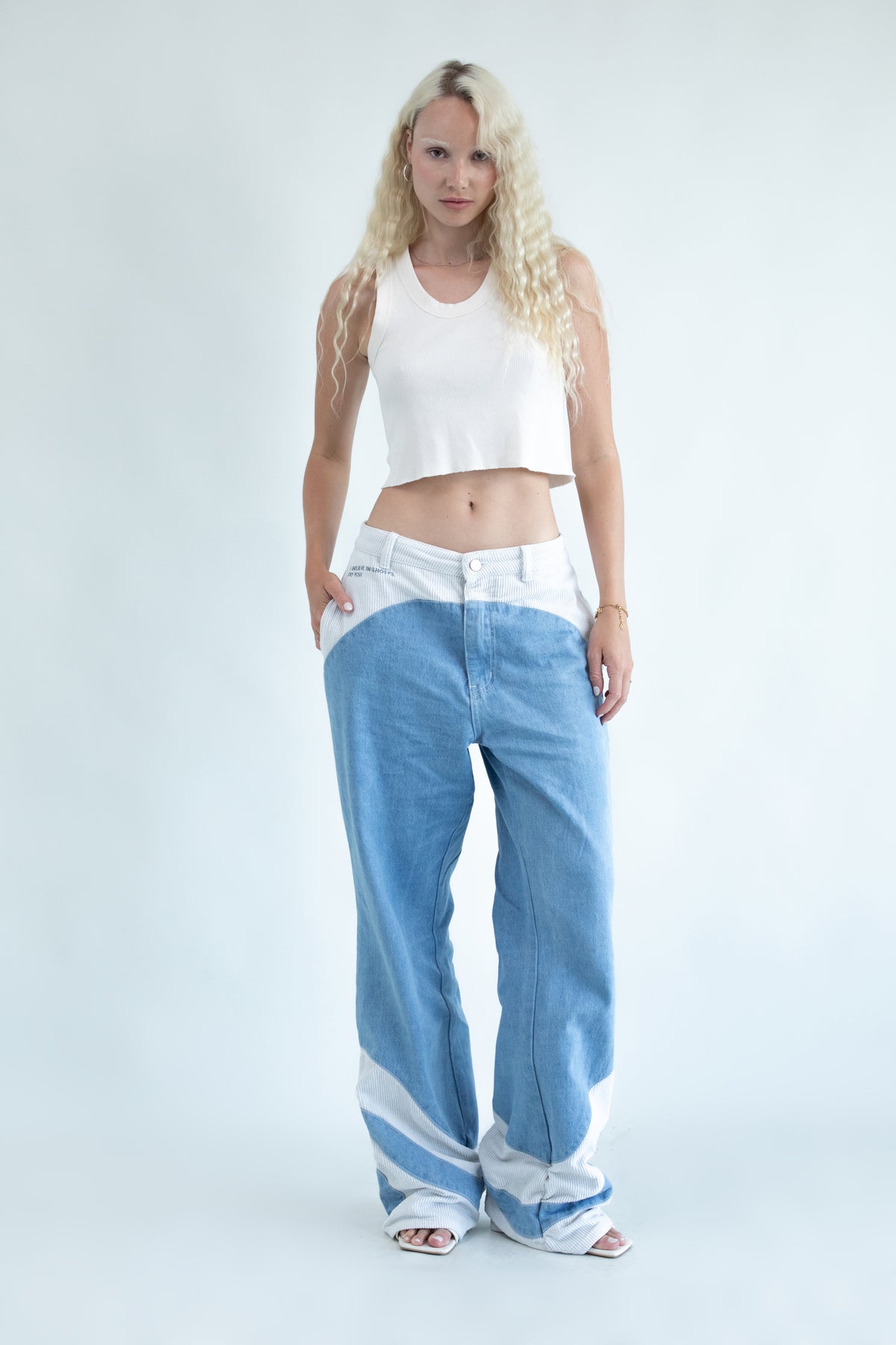 Originale JURONOID-Kampagne: weißes Top und hellblaue Denim vor hellem Studiohintergrund