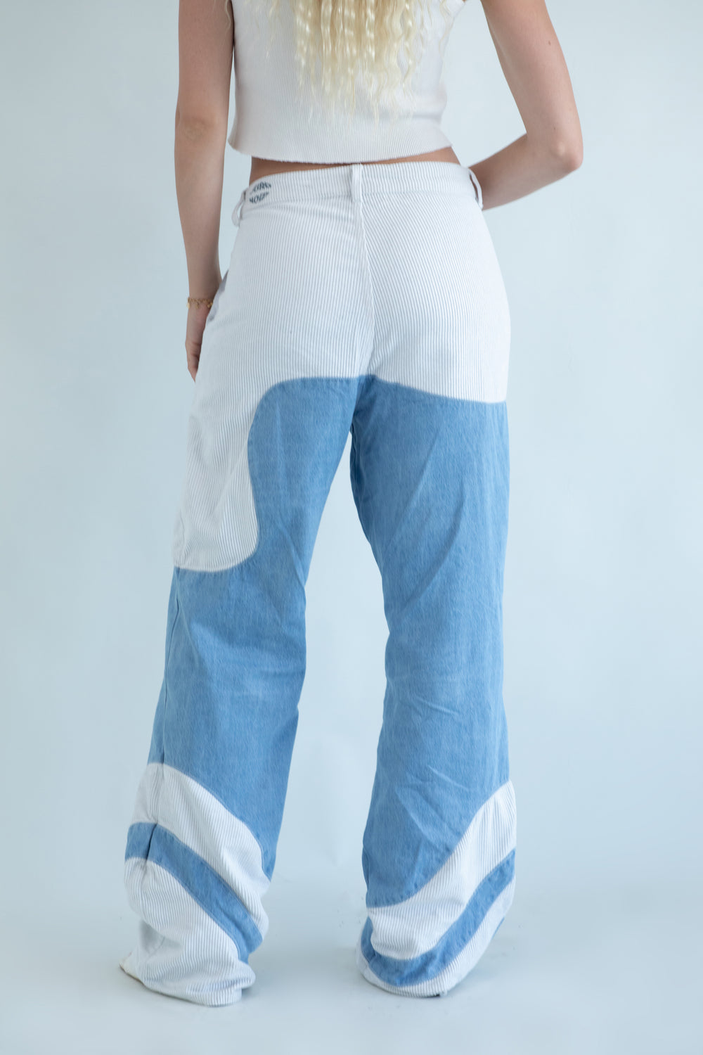 Rückansicht einer JURONOID-Denim mit hellblauen und weißen Flächen