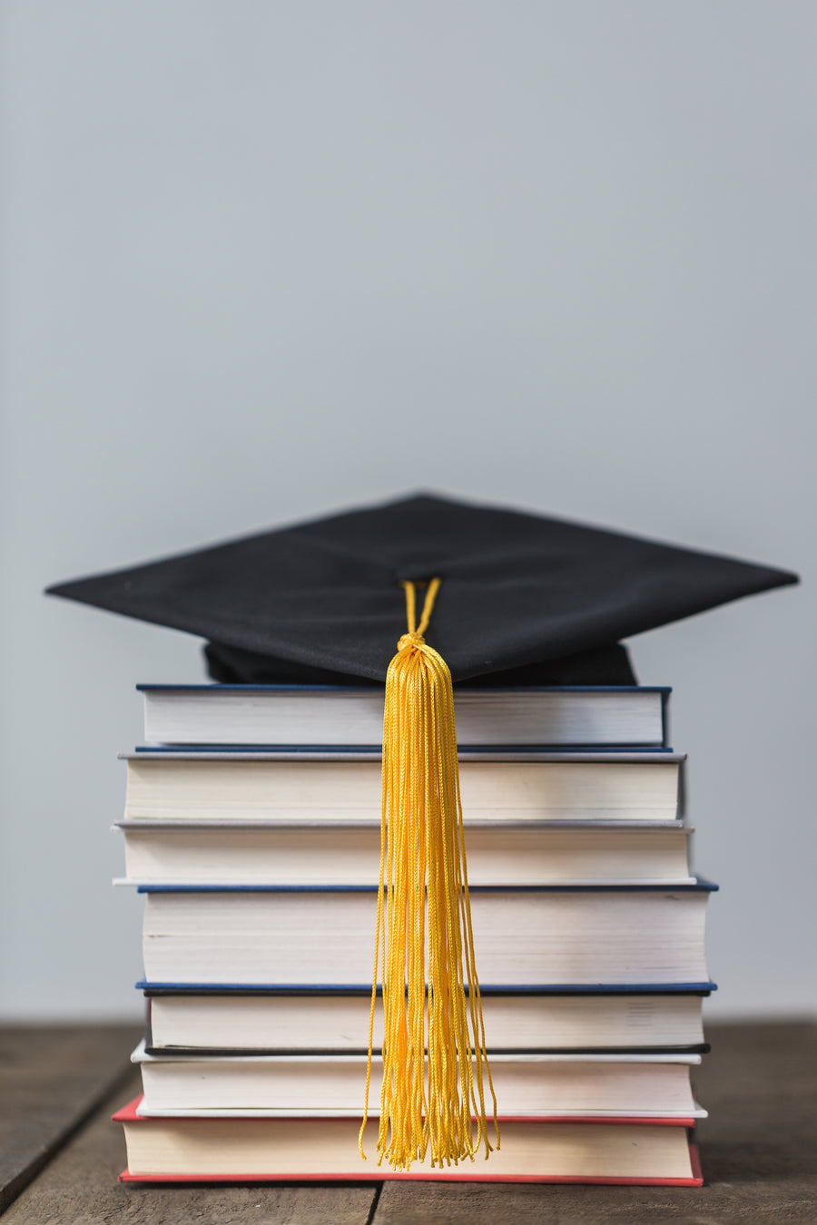 Bücher und Absolventenhut als Stimmungsbild für ein Hochschulprojekt
