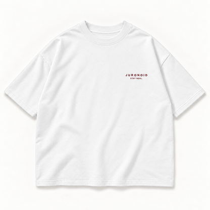 Weißes JURONOID Always Yourself T-Shirt von vorne mit kleinem weinrotem Bruststick „JURONOID Stay Real.“