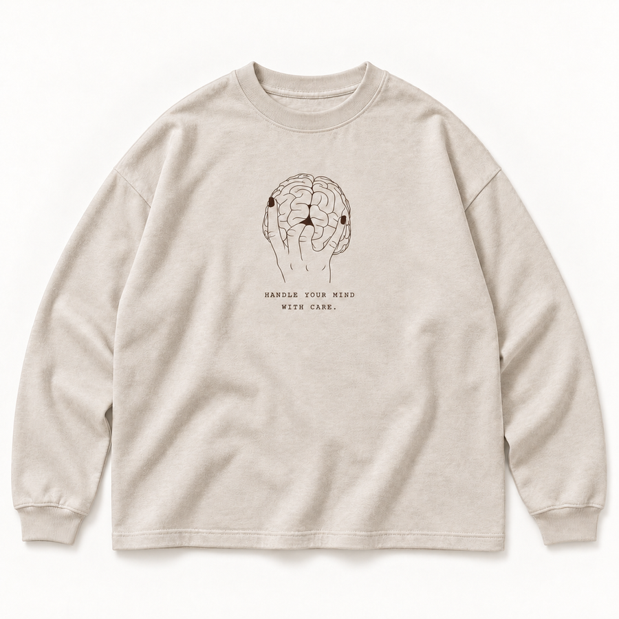 Beiges JURONOID Handle With Care Longsleeve von vorne mit brauner Hand-Gehirn-Liniengrafik und kleinem Schriftzug