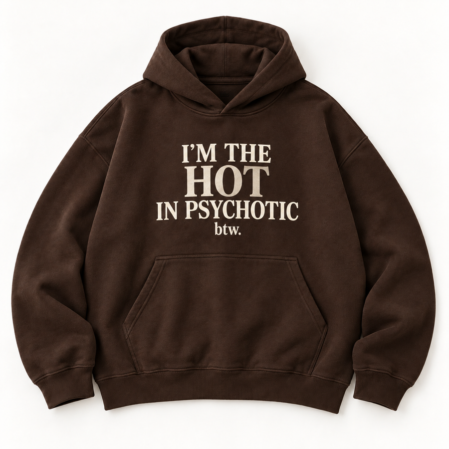 Kakaobrauner JURONOID I'm The Hot Hoodie von vorne mit cremefarbenem Serifenschrift-Print „I'm the hot in psychotic btw.“