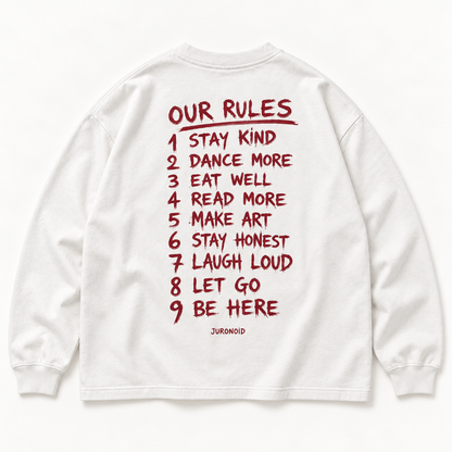 Offweißes JURONOID Our Rules Longsleeve von hinten mit weinroter handgemalter Liste aus neun Regeln
