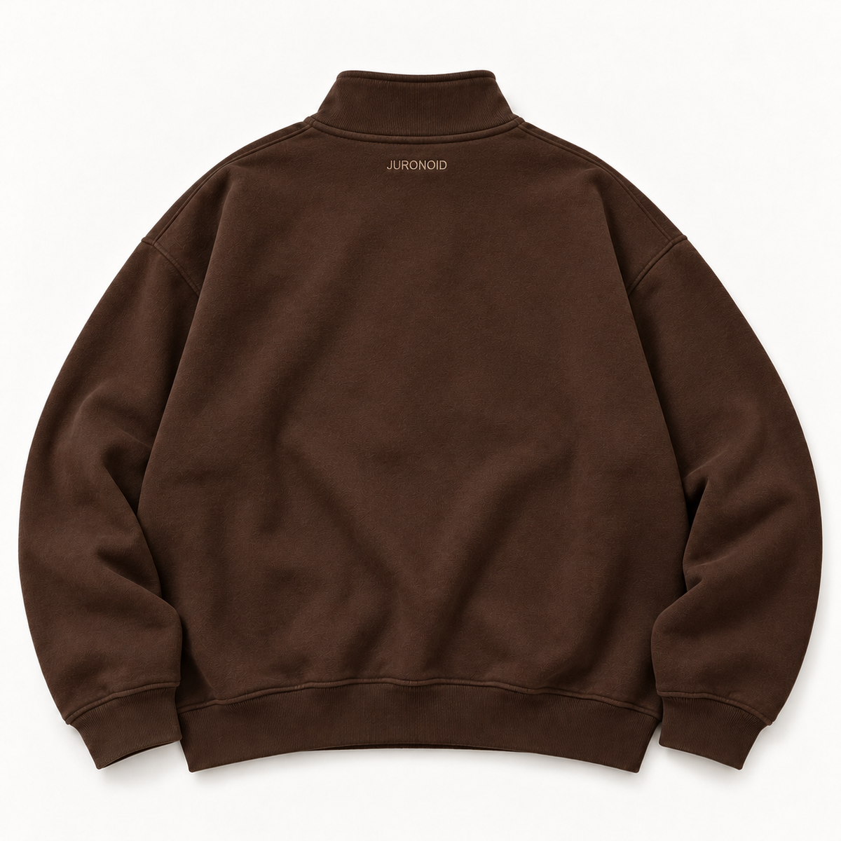 Kakaobrauner JURONOID Quiet Mind Quarter-Zip von hinten mit kleinem JURONOID-Stick direkt unter dem Kragen