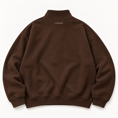Kakaobrauner JURONOID Quiet Mind Quarter-Zip von hinten mit kleinem JURONOID-Stick direkt unter dem Kragen