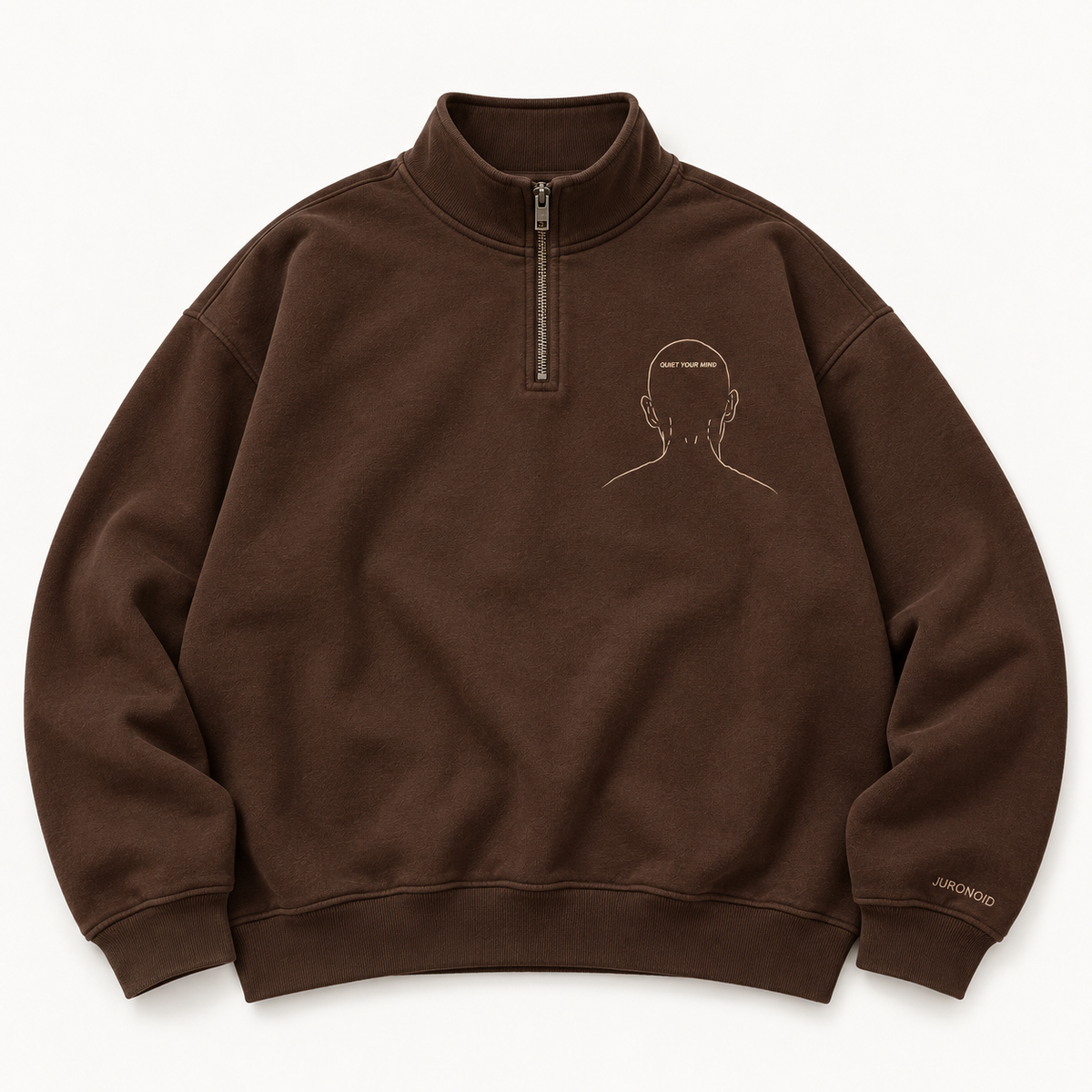 Kakaobrauner JURONOID Quiet Mind Quarter-Zip von vorne mit feiner Kopfstickerei auf der Brust und kurzem Reißverschluss