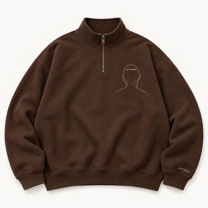 Kakaobrauner JURONOID Quiet Mind Quarter-Zip von vorne mit feiner Kopfstickerei auf der Brust und kurzem Reißverschluss