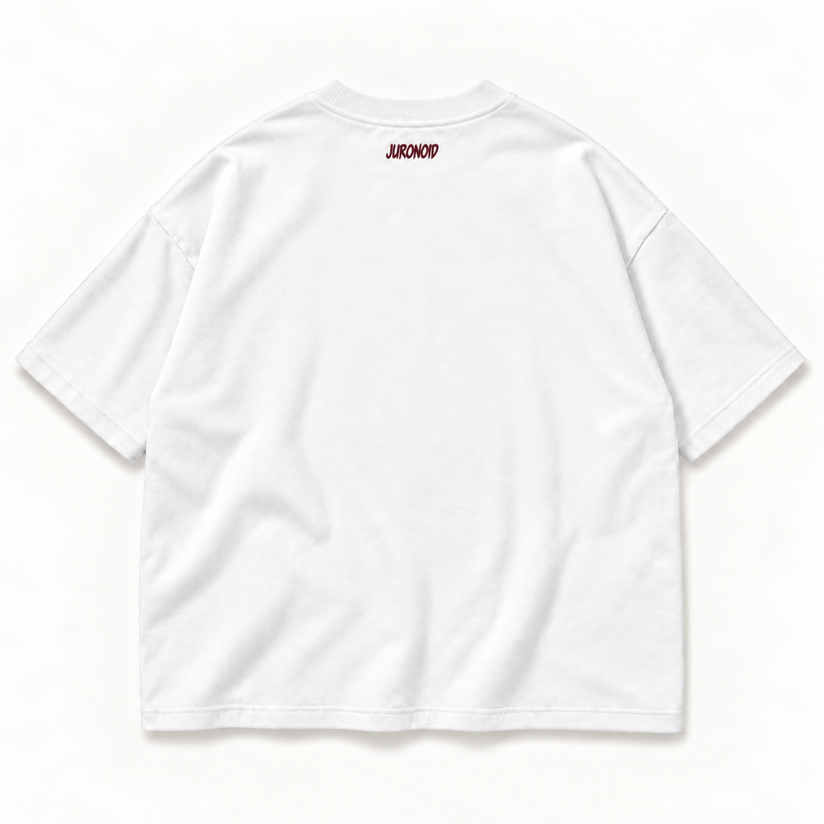 JURONOID Still Awake T-Shirt in Weiß von hinten mit kleinem weinrotem JURONOID-Stick im Nacken