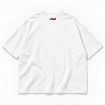 JURONOID Still Awake T-Shirt in Weiß von hinten mit kleinem weinrotem JURONOID-Stick im Nacken
