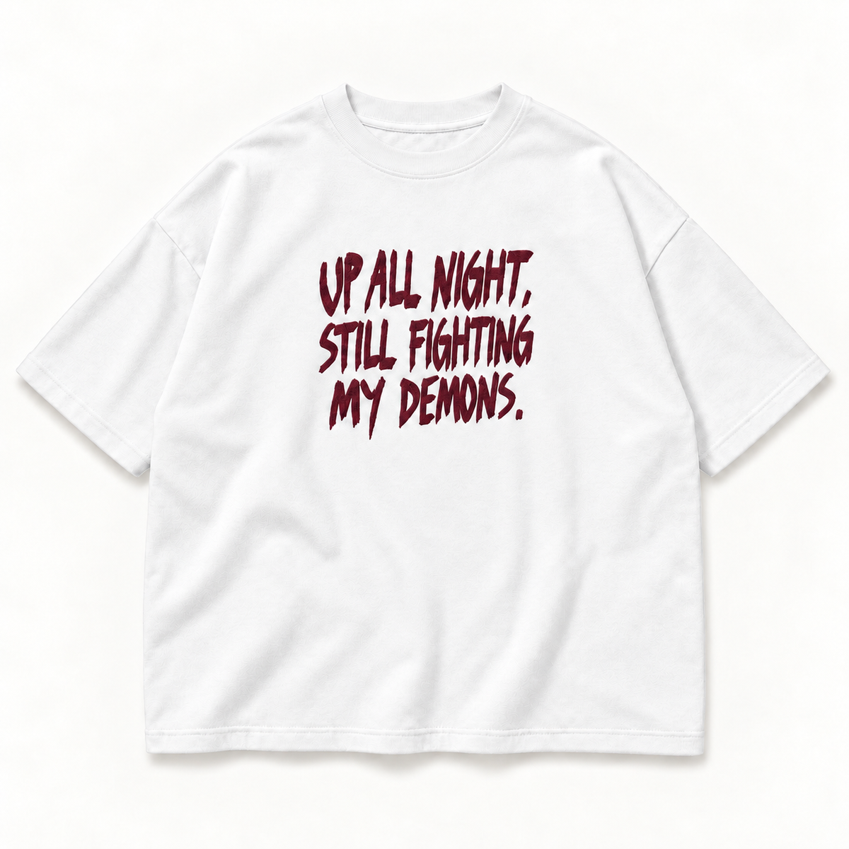 JURONOID Still Awake T-Shirt in Weiß von vorne mit weinrotem Brush-Print „Up all night. Still fighting my demons.“