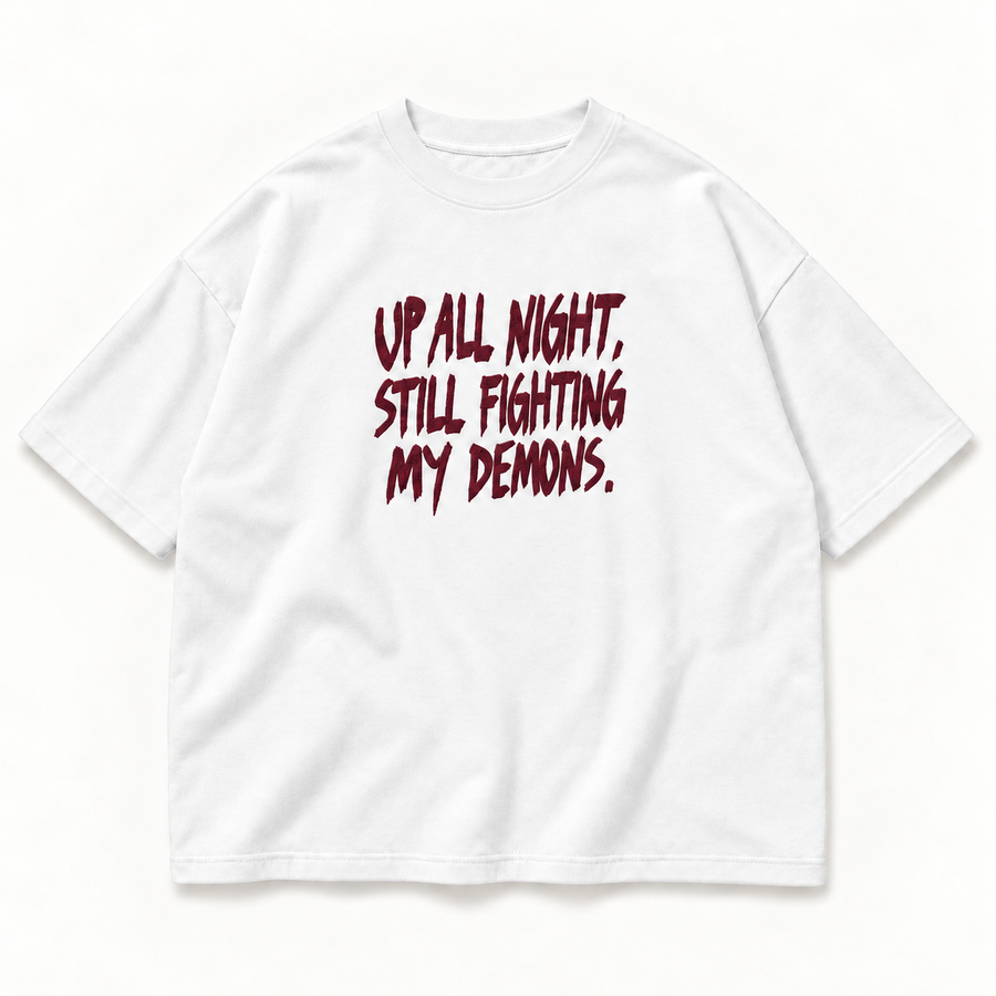 JURONOID Still Awake T-Shirt in Weiß von vorne mit weinrotem Brush-Print „Up all night. Still fighting my demons.“