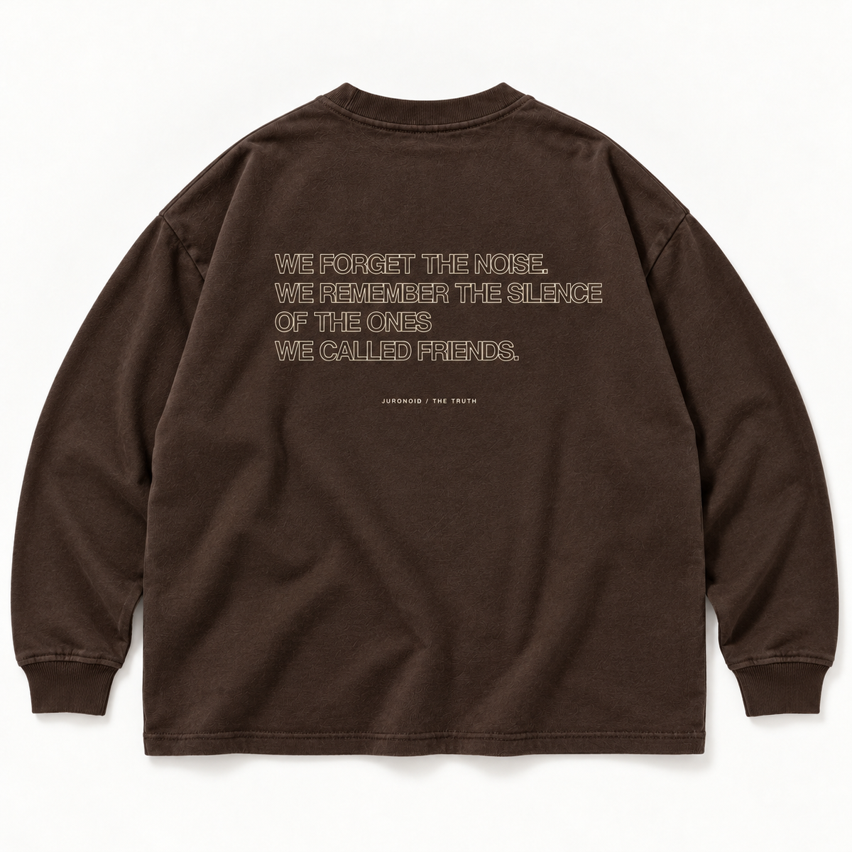 JURONOID The Silence Longsleeve in Espresso von hinten mit ecrufarbenem Outline-Schriftzug über die Stille von Freunden