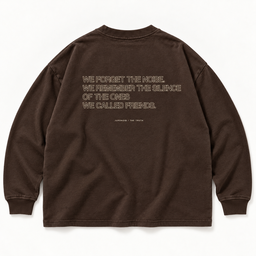 JURONOID The Silence Longsleeve in Espresso von hinten mit ecrufarbenem Outline-Schriftzug über die Stille von Freunden