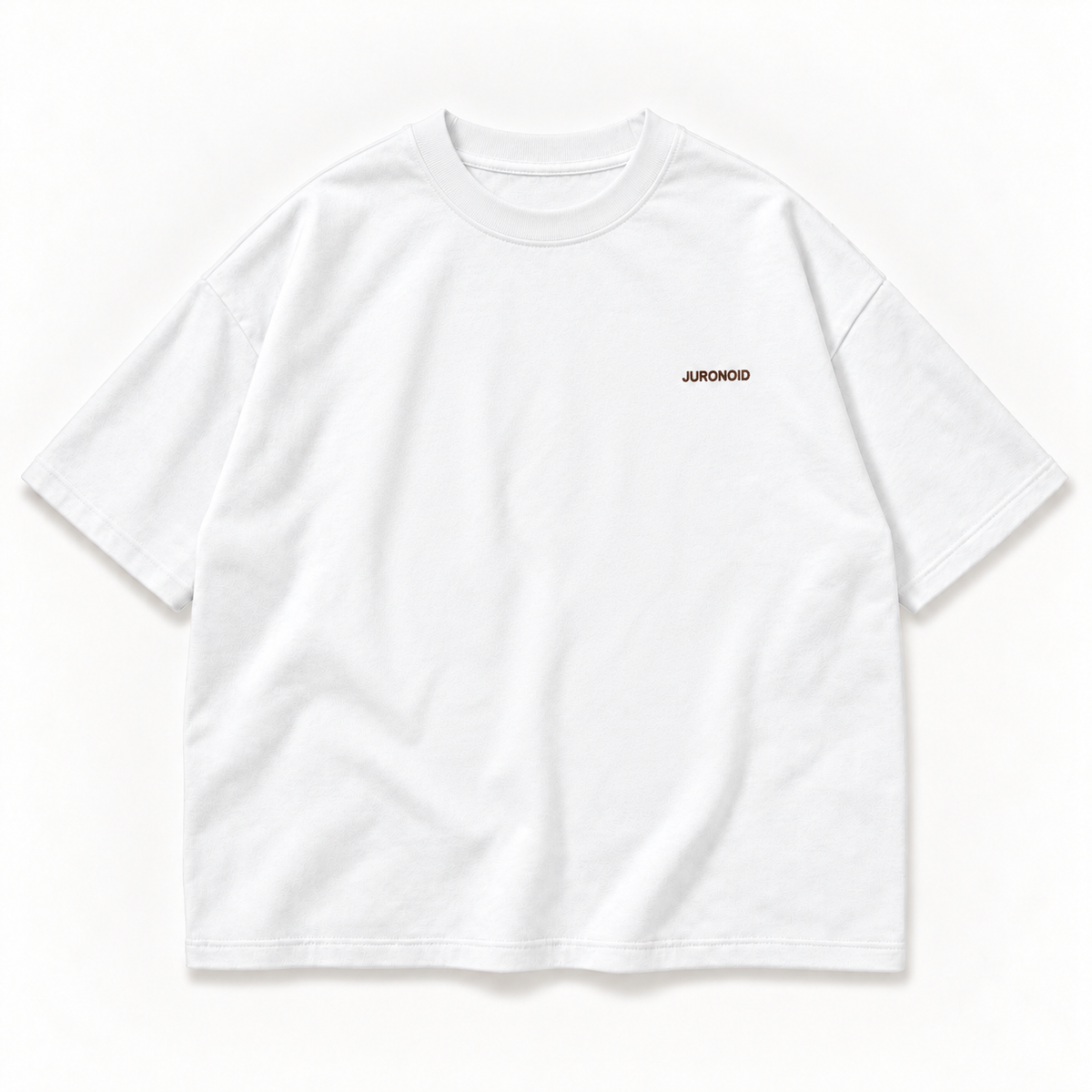 Weißes JURONOID Who I Choose T-Shirt von vorne mit sehr kleinem braunem JURONOID-Bruststick