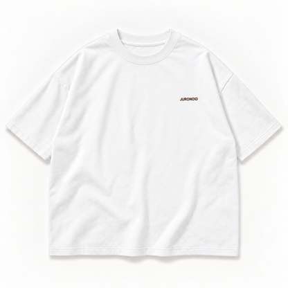 Weißes JURONOID Who I Choose T-Shirt von vorne mit sehr kleinem braunem JURONOID-Bruststick