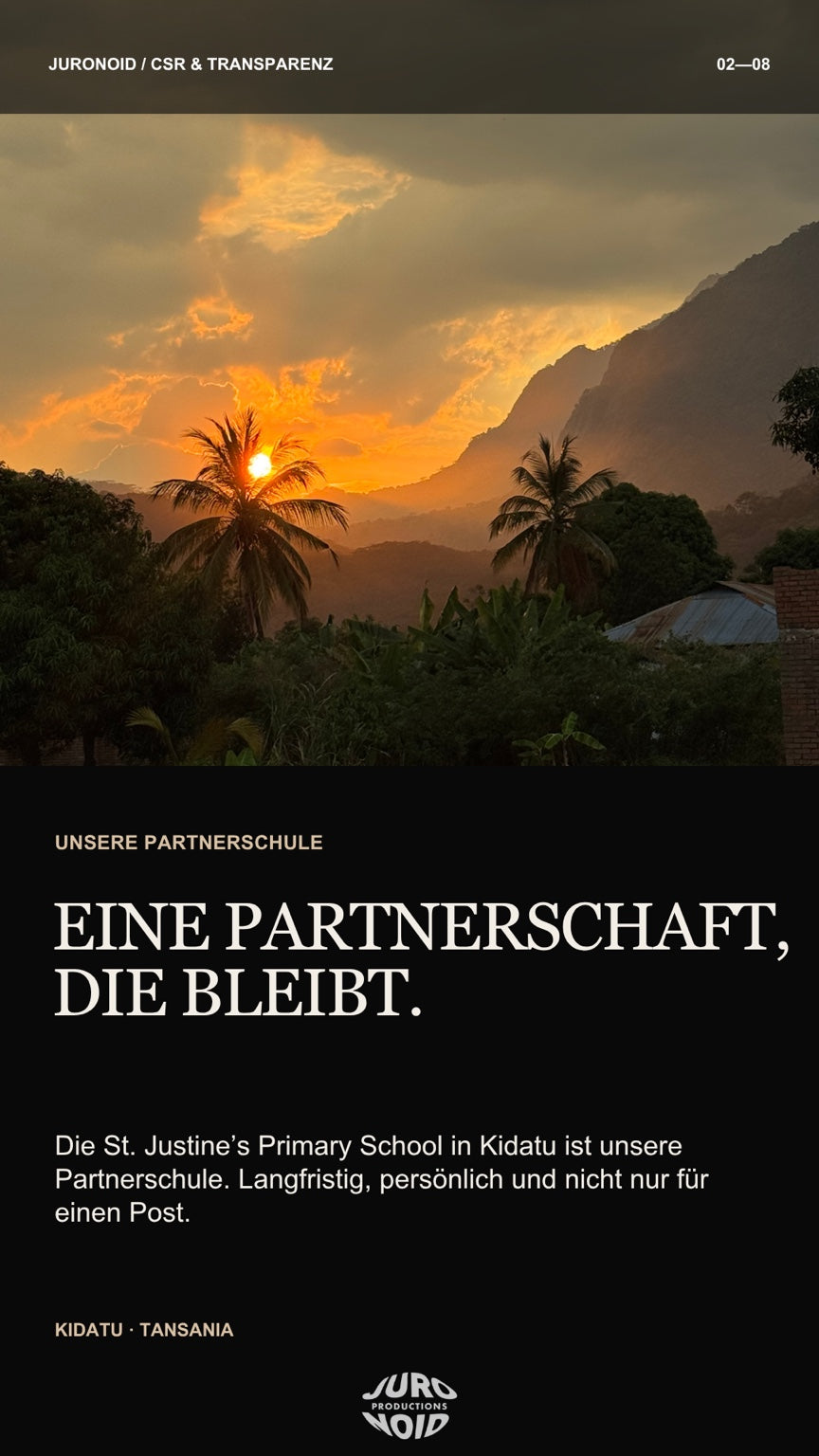 Sonnenuntergang über Bergen und Palmen in Kidatu, Tansania